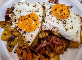 desayuno de granjeros con huevos de jamón y papas fritas foto