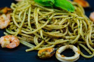 spaghetti frutti di mare pasta con una mezcla de mariscos una especialidad italiana foto