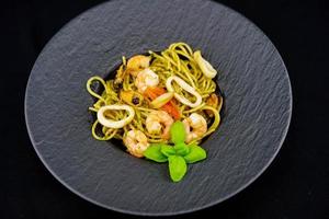 spaghetti frutti di mare pasta con una mezcla de mariscos una especialidad italiana foto