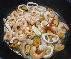 spaghetti frutti di mare pasta con una mezcla de mariscos una especialidad italiana foto