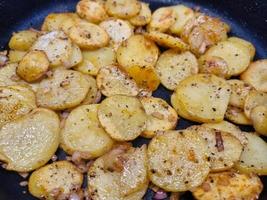 desayuno de granjeros con huevos de jamón y papas fritas foto