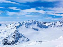 montañas de invierno, pico de montaña cubierto de nieve blanca. montañas del norte del cáucaso. foto
