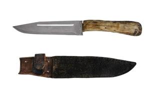 cuchillo de caza hecho a mano con funda. objetos aislados sobre un fondo blanco. foto