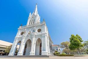 amphawa, samutsongkram, tailandia-02 feb, 2020 hermosa iglesia cristiana en el cielo azul hito de tailandia en samutsongkram