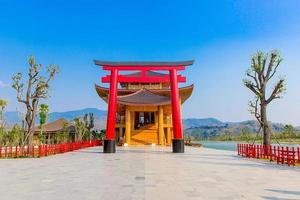 atracciones turísticas torii o arco japonés en el norte de tailandia y punto de referencia en la tierra de hiroki foto