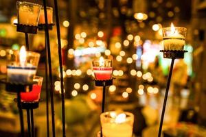 cierre las velas aromáticas coloridas en el fondo borroso para el fondo y la textura foto