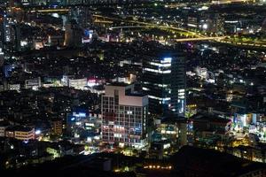 la vista nocturna de la ciudad foto