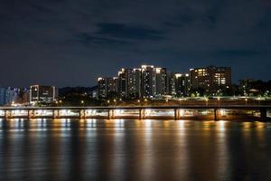 vista nocturna alrededor de la isla nodeul en seúl, corea foto