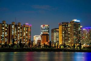 vista nocturna alrededor de la isla nodeul en seúl, corea foto