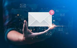 concepto de marketing por correo electrónico. mano de hombre de negocios con sobre o icono de correo electrónico red global de negocios digitales. correo electrónico, comercio electrónico. newsletter email, envío de datos, acceso a la información foto