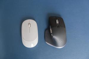 comparación de mouse vertical ergonómico y mouse general en el escritorio en el lugar de trabajo, prevención del dolor de muñeca. tenosinovitis de de quervain, síntoma de intersección, túnel carpiano o concepto de síndrome de oficina foto