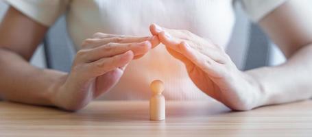 cubierta de mano hombre de madera. personas protegen, seguros de vida, salud y conceptos de liderazgo foto