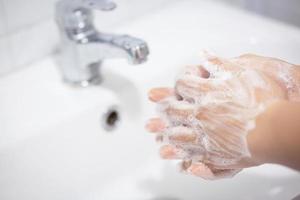 Siempre lávese las manos después de salir del baño para prevenir virus. foto