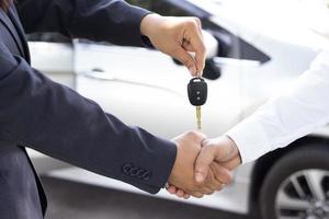 los empresarios han acordado comprar - vender autos nuevos en el salón del automóvil. con una promoción de privilegio especial foto