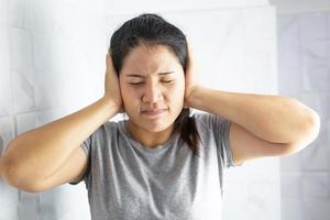 mujeres estresadas por los resultados de las pruebas de embarazo. foto