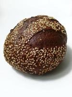 pan negro con semillas de sésamo sobre fondo blanco foto