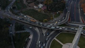 la voiture se déplace à l'heure de pointe vue de dessus vue depuis le paysage urbain du drone video