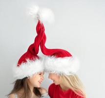 dos chicas en los sombreros de santa claus foto