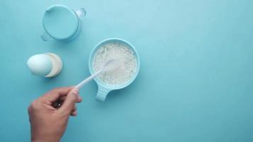 préparer un repas dans une jolie casserole bleue video