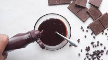 cioccolato sciroppo nel un' tazza video