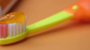close-up de uma escova de dentes com pasta dental video