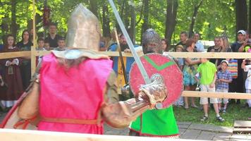 los espectadores están viendo la batalla de los caballeros. video