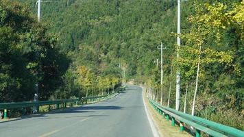 la hermosa vista del campo con la carretera y las montañas como fondo foto