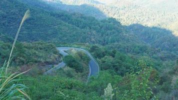 la hermosa vista del campo con la carretera y las montañas como fondo foto