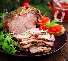 jamón al horno de navidad y caviar rojo, servido en la vieja mesa de madera. foto