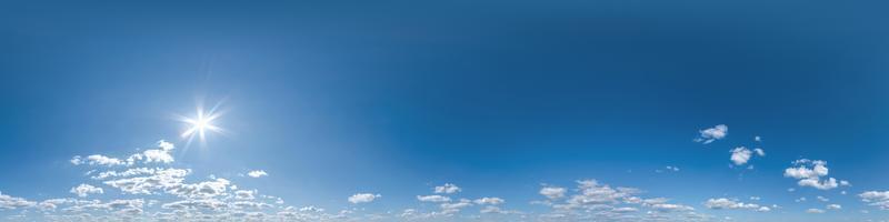 cielo azul claro transparente hdri 360 vista panorámica con cenit y hermosas nubes para usar en gráficos 3d como reemplazo del cielo y cúpula del cielo o editar toma de drones foto
