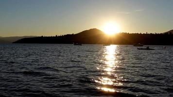 tramonto, lago e montagna video