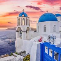 destino de verano de europa. concepto de viaje, famoso paisaje escénico al atardecer de la isla de santorini, oia, grecia. vista de la caldera, nubes coloridas, paisaje urbano de ensueño. panorama de vacaciones, increíble paisaje al aire libre foto