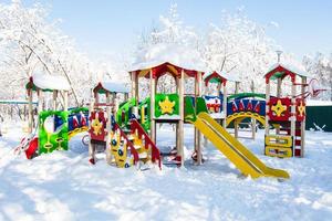 parque infantil público en un día soleado de invierno foto