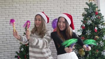 las mujeres asiáticas celebran felizmente la fiesta de navidad video