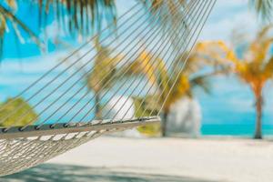 playa idílica con cocoteros y hamacas, vibraciones tranquilas y relajantes de verano. primer plano recreativo, paisaje de playa pacífica. . perfecta escena de playa vacaciones y concepto de vacaciones de verano foto