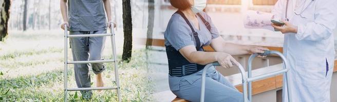 joven fisioterapeuta asiática que trabaja con una anciana caminando con un andador foto