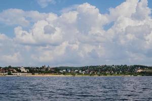 vista del pueblo en la orilla alta del volga, rusia foto