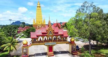 fantastiskt stort vackert tempel i thailand. fantastiskt koncept av thailand. wat bang tong, krabi-provinsen, thailand video