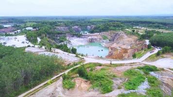 fotografia aerea di una grande fossa di una miniera di gesso. una grande miniera di gesso. concetti di industria mineraria e geologica video