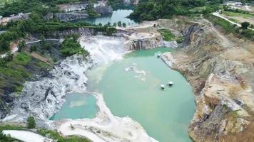 fotografia aerea di una grande fossa di una miniera di gesso. una grande miniera di gesso. concetti di industria mineraria e geologica video