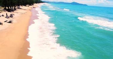 veduta aerea del mare e della spiaggia di sabbia. bella vista dall'alto della spiaggia di sabbia. perfetto per le vacanze estive, destinazione tropicale. phuket spiaggia di sabbia di mare video