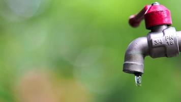 het concept van watercrisis en wanhoop door gebrek aan schoon water veroorzaakt door droogte. de kraan heeft geen stromend water. video