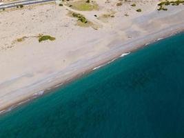 la magnífica vista del aire desde el aire y la playa. fondo y paisaje foto