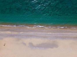 la magnífica vista del aire desde el aire y la playa. fondo y paisaje foto