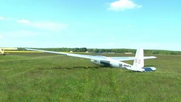 Segelflugzeug beschleunigt die Landebahn zum Abheben video