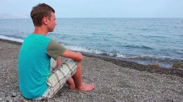 ragazzi a il spiaggia, giocando con Telefono, giocando nel il acqua video