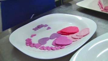 hermosas figuras dulces están en un plato sobre la mesa video