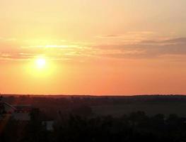 Die Sonne geht an einem 4k-Video eines Sommerabends langsam über dem Horizont unter video