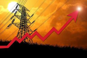 concepto de crisis energética escasez de energía y aumento del consumo de energía. imagen de un poste de alta tensión con un gráfico rojo en aumento. foto