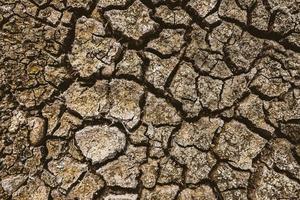 suelo agrietado debido a la sequía, sin lluvia estacional debido al calentamiento global. foto